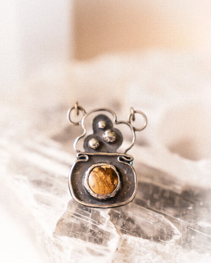 ✧ Cauldron of Sight Necklace